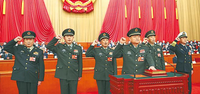 大陸第十四屆全國人大常委會第七次會議將在12月25日至29日在北京舉行，中共中央軍委劉振立有望接替李尚福，擔任大陸國防部長。圖為今年3月11日，大陸中央軍委副主席張又俠、何衛東，以及中央軍委委員李尚福、劉振立、苗華、張升民等人進行憲法宣誓完成就職。（中新社）