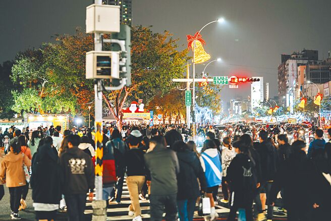 「2023高雄耶诞生活节」23日涌入超过10万人，成功带动周边商圈、市集、百货商机倍增，活动2天总计超过16万人次共同欢度耶诞节。（高市府经发局提供／洪浩轩高雄传真）