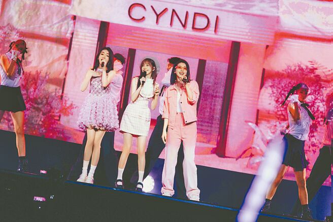 王心凌（中）日前在成都开唱，好友吴谨言（左）和黄小蕾到场助阵、默契唱跳。（天晴娱乐提供）