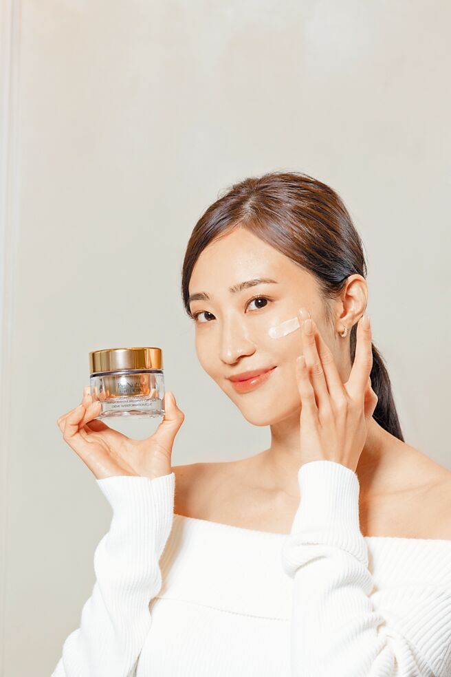 雅诗兰黛白金级黑钻松露逆时焕顏霜，售价1万2500元。（雅诗兰黛提供）