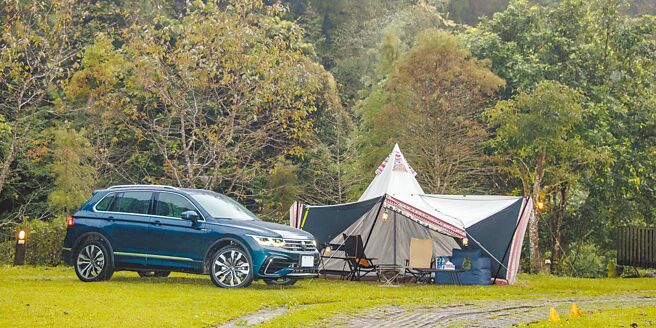 Volkswagen The T-Family德藝休旅搭上露營熱門話題，圖為Tiguan 380 TSI R-Line Performance，限時現金優惠價179.8萬元，附送第五年延長保固。（陳大任攝）