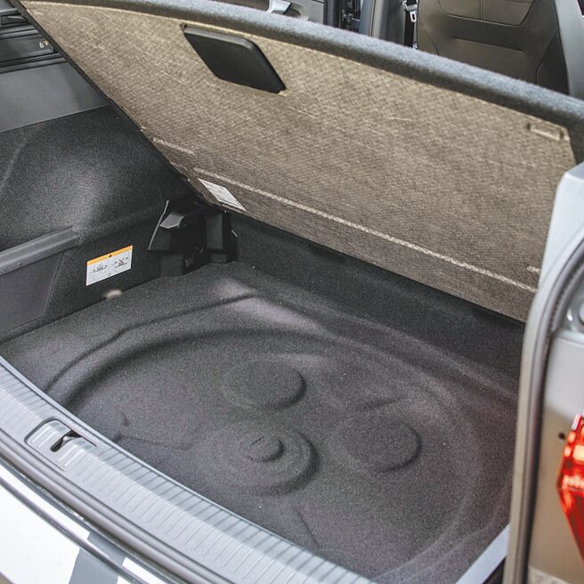 行李廂有夾層設計。（陳大任攝）