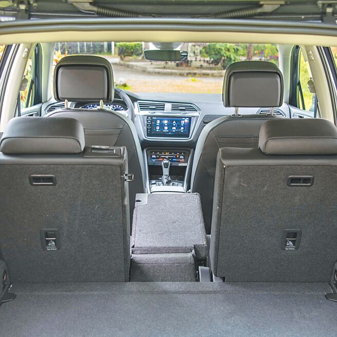 後座中央獨立傾倒。（陳大任攝）