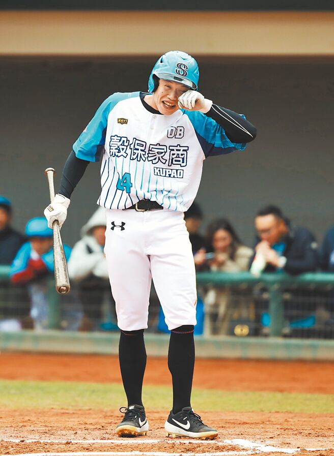 陈冠宇重现他在2008年高中木棒联赛「边打边哭」画面。（陈怡诚摄）