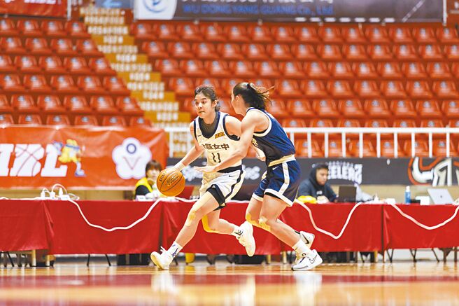 金甌林宇涵（左）24日打滿全場，貢獻23分、5籃板及4火鍋。（高中體總提供）