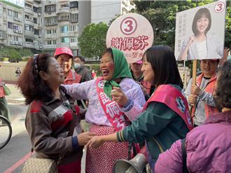 鼓勵年輕人 「歡喜婆婆」陪謝佩芬掃街、拜票