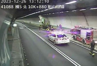 用路人注意！國5北向彭山隧道火燒車 占據外側車道