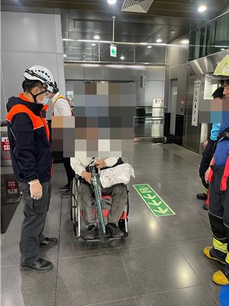 台鐵鳳山站男子落軌   站員秒跳下神救起無大礙   