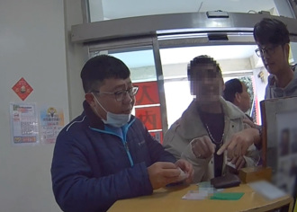 高雄男陪妻子到派出所告親戚侵占 翻找證件時掉出毒品GG了