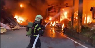 桃園冷媒工廠惡火！路過車遭波及 爆炸釀1死3傷