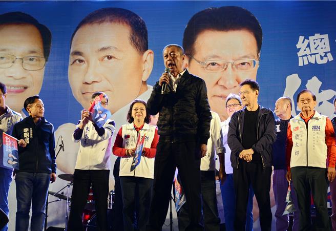 涉嫌违反选罢法，屏县议长周典论(前)裁定收押。(林和生摄)