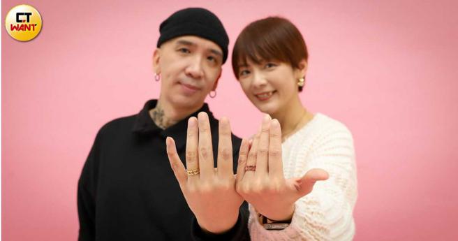 兩人秀出結婚戒指，跟讀者分享喜悅。（圖／侯世駿攝）