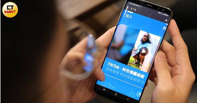 阿明惊觉自己遭林世伟性骚，事后林世伟还不断传送自己于抖音拍摄的短影音给阿明。（图／李宗明摄）