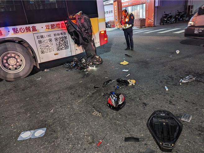 高雄桥头区成功路与公园路口25日发生机车与大客车的车祸，机车毁损严重。（翻摄照片／林瑞益高雄传真）