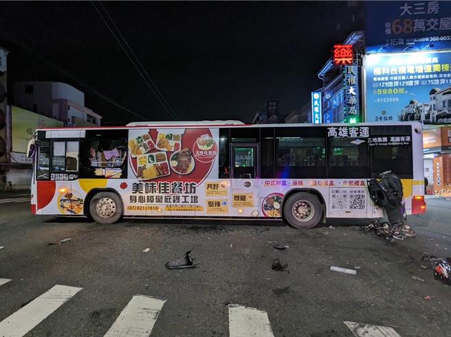 高雄桥头区成功路与公园路口25日发生机车与大客车的车祸，图为车祸现场。（翻摄照片／林瑞益高雄传真）