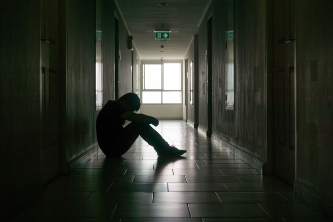 彈簧刀割喉刺胸同學「涉殺人」！法庭裁定國三生收容，乾妹責付。（示意圖 / shutterstock）