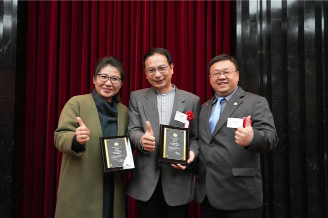 花莲玉里镇及富里乡2名茶农陈期泓（中）及林俊杰，日前以3种茶款挑战日本世界绿茶大赛均获得金奖佳绩，陈25日在玉溪地区农会总干事蔡宗翰（右）陪同下前往日本领奖。（花莲县政府提供／罗亦晽花莲传真）