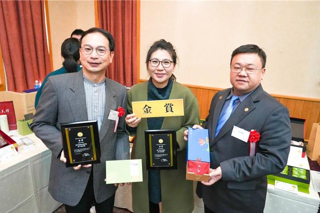 花莲玉里镇及富里乡2名茶农陈期泓（左）及林俊杰，日前以3种茶款挑战日本世界绿茶大赛均获得金奖佳绩，陈25日在玉溪地区农会总干事蔡宗翰（右）陪同下前往日本领奖。（花莲县政府提供／罗亦晽花莲传真）