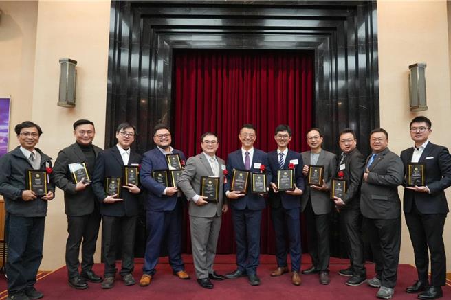 花莲玉里镇陈期泓（右四）获日本世界绿茶大赛金奖，昨在玉溪地区农会总干事蔡宗翰（右二）陪同下到日本领奖，并与其他国家的赛者合影留念。（花莲县政府提供／罗亦晽花莲传真）