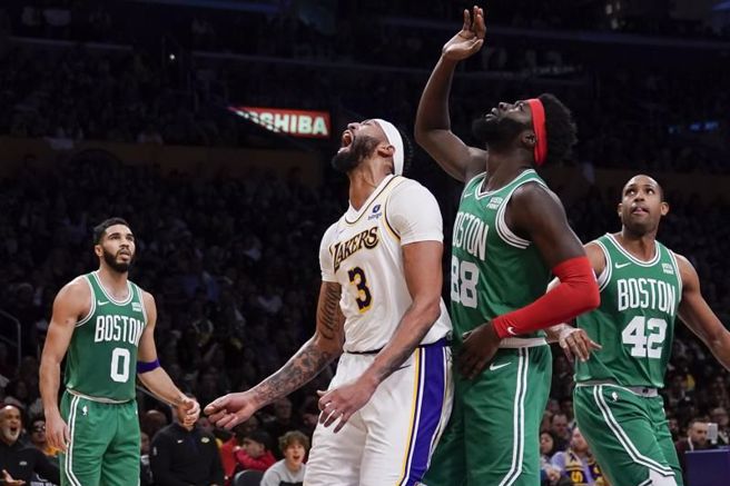 湖人安東尼戴維斯(中)得分又賺到罰球，振奮高呼。（美聯社）