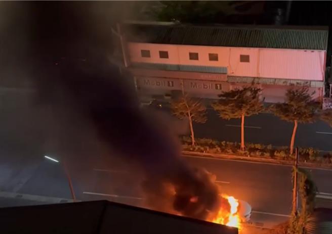 云林县北港镇1辆自小客车内25日深夜发现男子轻生，送医不治，车内易燃物引发火烧车。（民眾提供／张朝欣云林传真）