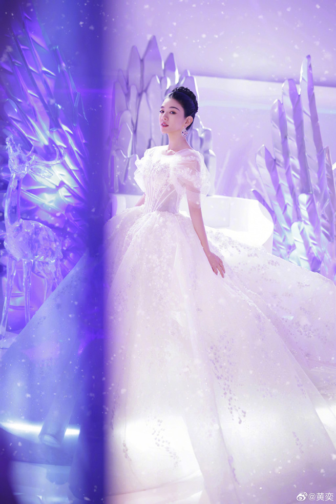 黄奕採用网友建议用保鲜膜缠在腰间。（图／黄奕微博）