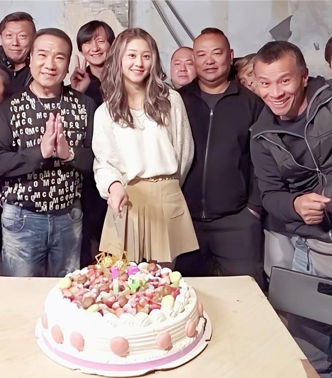 Korin（左四）深獲劇組演員們的喜愛。（經紀人提供）