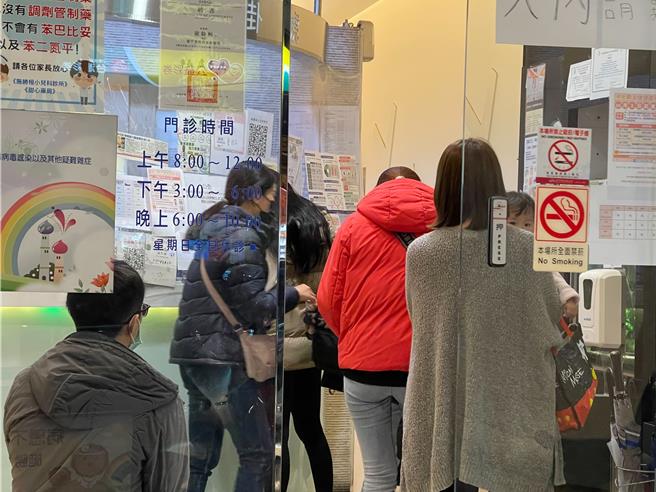 近日各种病毒肆虐，基层诊所病号爆增。（冯惠宜摄）