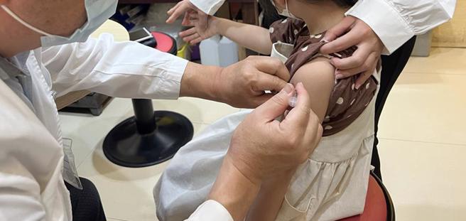 流感疫情升温，台中市卫生局呼吁民眾快去接种流感疫苗。（冯惠宜摄）