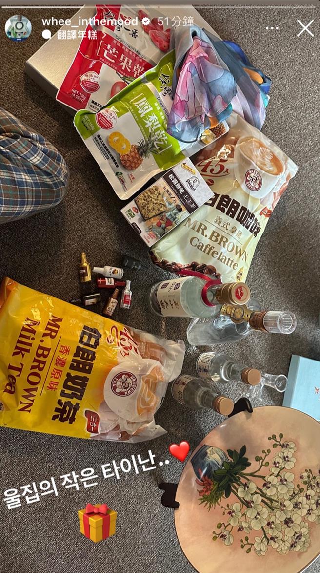 輝人向粉絲分享她在台南收到的禮品，包含台南特產果乾及蘭花產品等。（市府提供／洪榮志台南傳真）