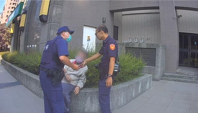 寒流接力来袭，台中老翁12月15日散步突然头晕、不适，虚弱地躺在路旁花圃休息，员警发现趋前关心紧急协助送医，并通知家人照顾。警方呼吁，民眾身体不适要儘早就医，随身携带慢性病药物，以备不时之需。（警方提供／陈淑芬台中传真）