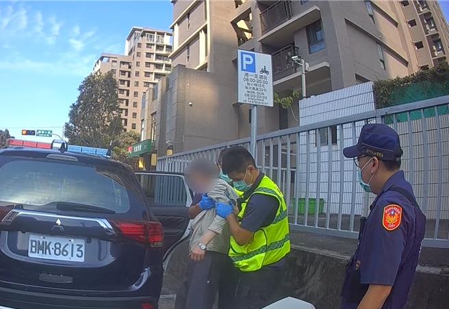 寒流接力来袭，台中老翁12月15日散步突然头晕、不适，虚弱地躺在路旁花圃休息，员警发现趋前关心紧急协助送医，并通知家人照顾。警方呼吁，民眾身体不适要儘早就医，随身携带慢性病药物，以备不时之需。（警方提供／陈淑芬台中传真）