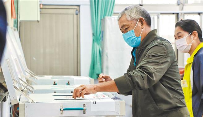 内政部26日指出，即日起至12月28日民眾可凭身分证字号及生日，至内政部户政司全球资讯网查询有无投票权。（示意图）