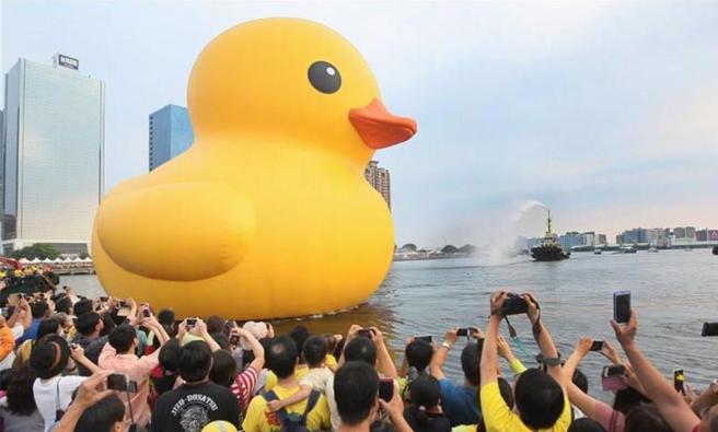 2013年9月黃色小鴨游進高雄光榮碼頭，展期1個月吸引390萬觀光人次。（本報資料照片）