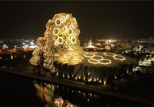 高雄流行音樂中心點亮黃燈。（摘自陳其邁臉書）