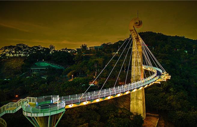 「崗山之眼」金黃色琴弦，交織出不同風情的美。（摘自陳其邁臉書）