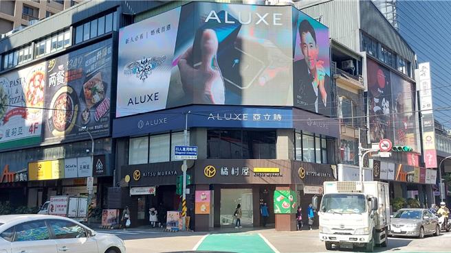 桃园区中正路、復兴路口角地蝉联18年地王。（蔡依珍摄）