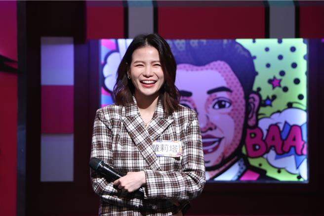 蘿莉塔把楊晨熙的牙刷拿來刷馬桶。（中天綜合台提供）