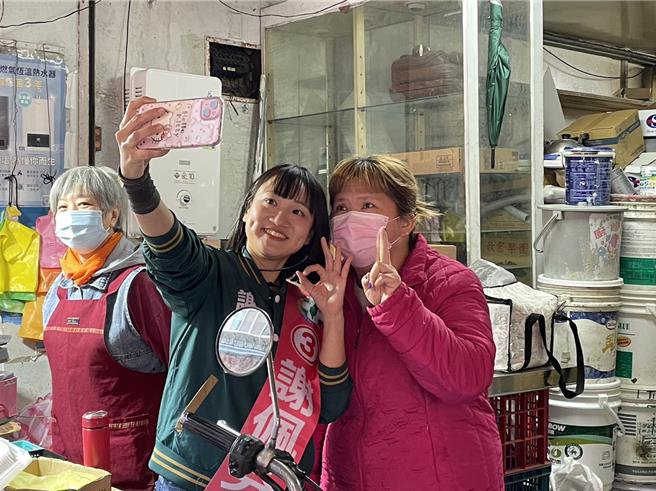 民進黨台北市中山、北松山立委候選人謝佩芬今與「歡喜婆婆」歐怡伶到長春市場掃街、拜票。（蔡佩珈攝）