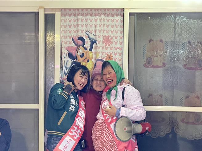民進黨台北市中山、北松山立委候選人謝佩芬今與「歡喜婆婆」歐怡伶到長春市場掃街、拜票。（蔡佩珈攝）
