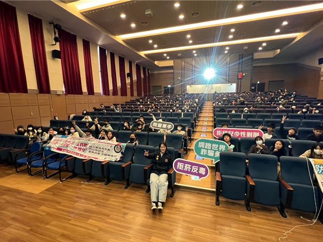 台中市大雅警分局26日表示，除加强辖内校园安全，另到高中进行犯罪预防宣导，并融入拒菸反毒、防制儿少性剥削及交通安全等。（大雅警分局提供／张妍溱台中传真）