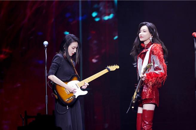 戴佩妮（左）日前为于文文担任演唱会嘉宾。（仁仁娱乐提供）