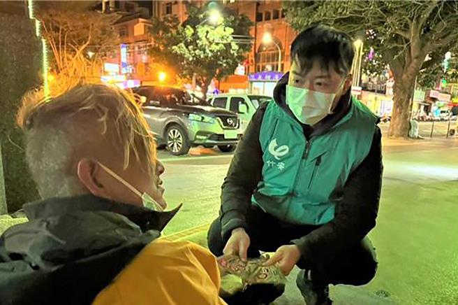新竹县政府社会处启动低温关怀机制，结合中华照顾者关怀协会新竹市竹安公益慈善服务会，发放御寒衣物和热食给街友，避免受冻发生不幸事件。（新竹县政府提供／罗浚滨新竹传真）