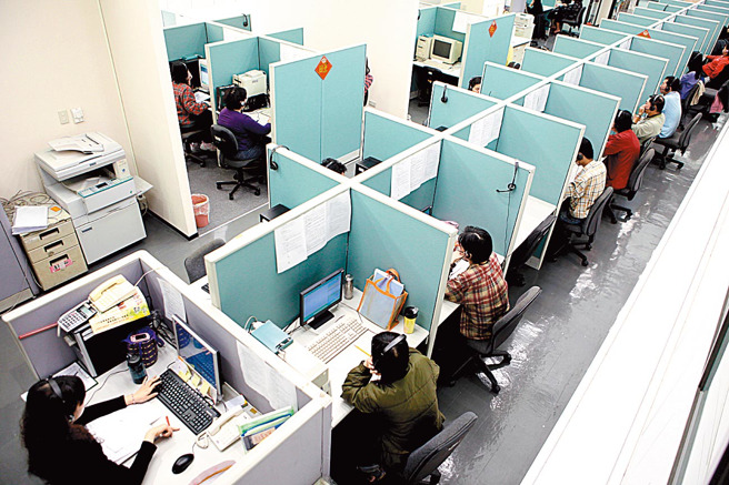 图为民调中心进行电访的情形。（资料照,邓博仁摄）