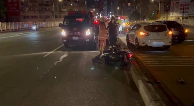 张姓男子25日晚间，从新北市中和骑车返回北市万华住处，行经华中桥时，不知何故突然迴转，逆向行驶于机车道，惨遭后方轿车辗毙。（民眾提供）