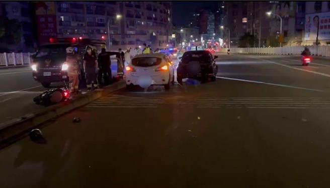 张男骑车行经华中桥，突然迴转逆向行驶，惨遭后方轿车辗毙。（民眾提供）