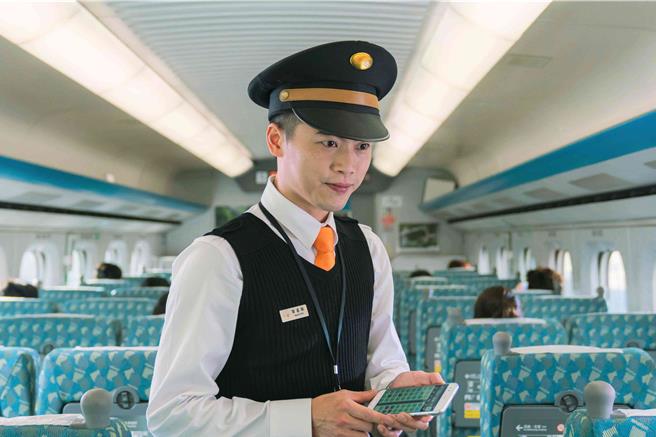 即日起台湾高铁支付更多元，车上补票、推车贩售及车站便当柜台，可使用信用卡付款。（台湾高铁公司提供／蔡亚桦台北传真）
