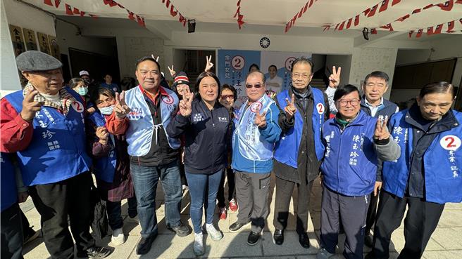 國民黨金門女戰神陳玉珍(前排左四)競選總部今日上午正式成立，競選戰鼓也自此擂響力拼「3連霸」。(于家麒攝)