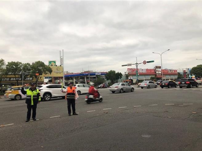 12月29日下午4时起，忠孝西路、中山北路口及车站、转运站周边等100处重要路口岗位，将有员警、义交指挥疏导。（台北市警局交通大队提供／刘彦宜台北传真）