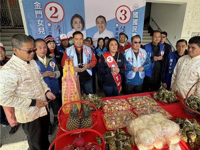 未免鄉親受寒風凜冽之苦前來搖旗吶喊，陳玉珍(中)並未勞師動眾、舖張造勢，僅敬備三牲五果與服務團隊進行敬天祈福儀式。(于家麒攝)